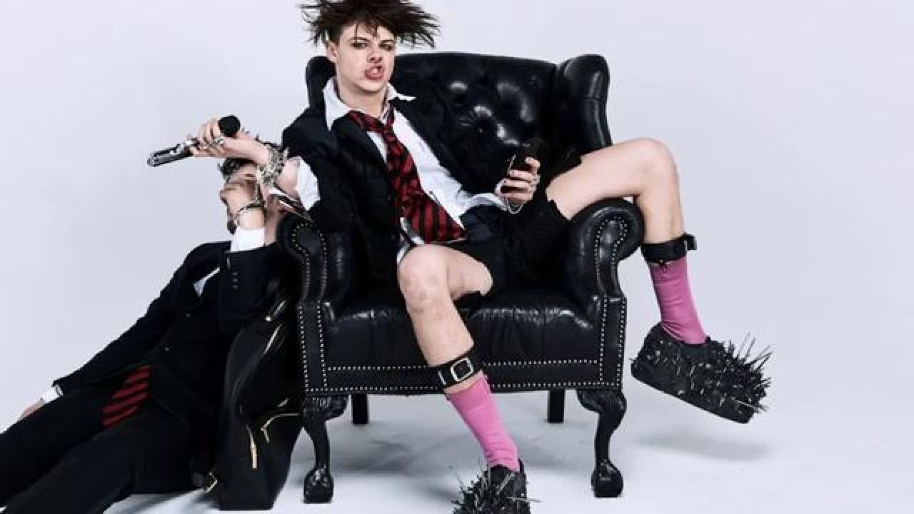 black shoes whit big spikes used by yungblud Yungblud in YUNGBLUD