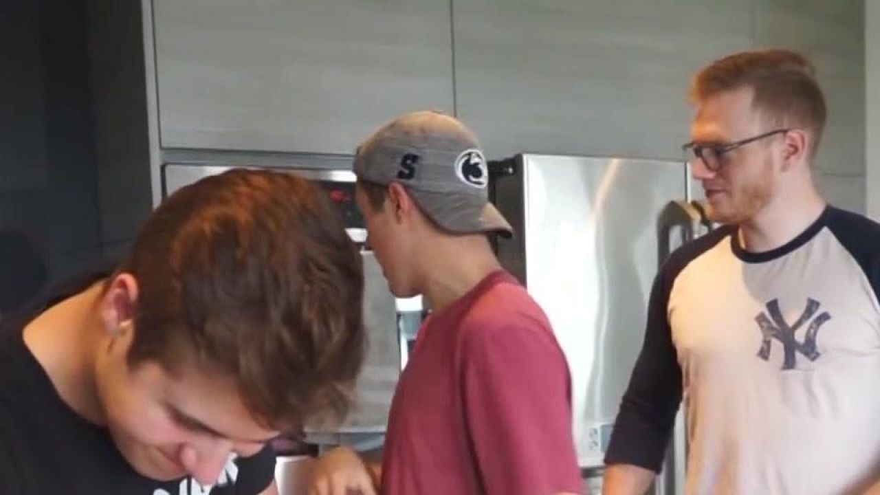 The hat that BeckBroJack is wearing BeckBroJack in HOW TO BAKE THE