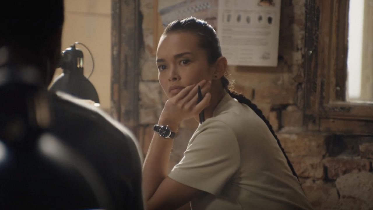 Round Watch worn by Special Agent Jamie Kellett (Vinessa Vidotto) as