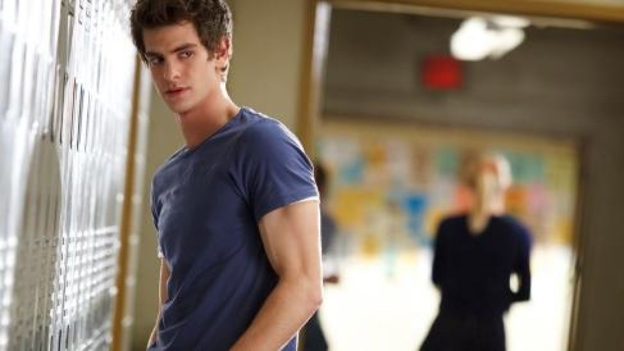 Blue t-shirt worn by Peter Parker (Andrew Garfield) as seen in The ...