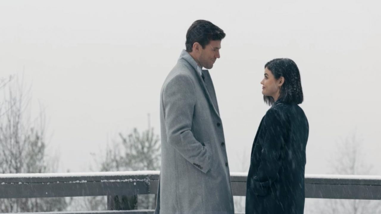 Grey coat worn by Joshua Templeman (Austin Stowell) as seen in The Hating Game movie outfits