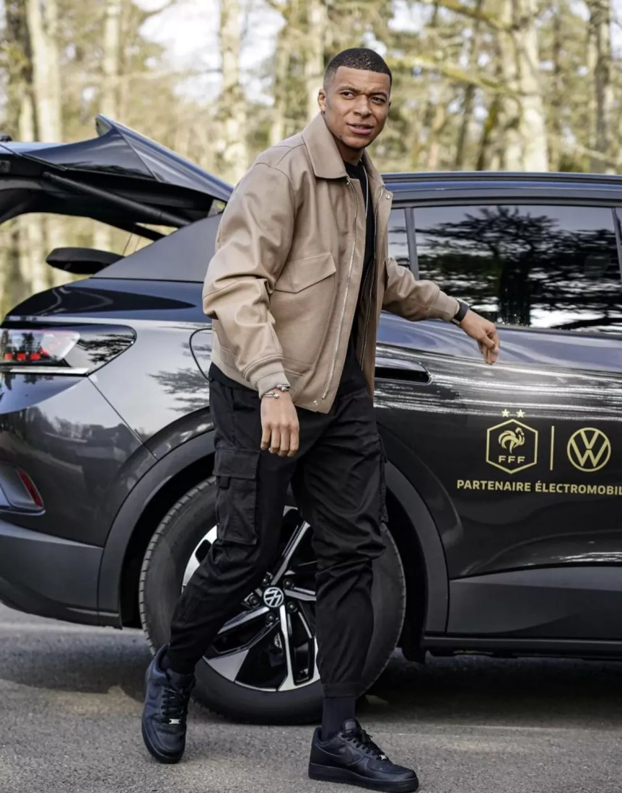 The black cargo pants worn by Kylian Mbappé on his Instagram account @k ...