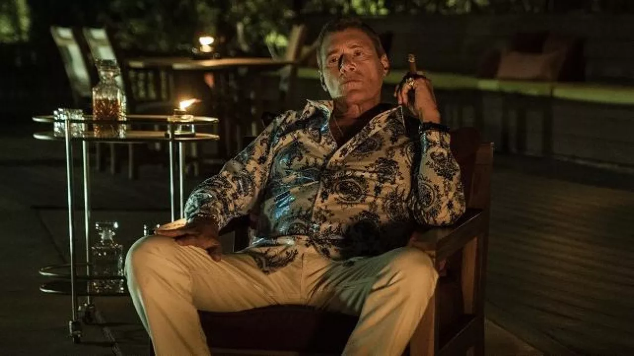 Any idea what shirt Don Eladio is wearing in S06E09 : r/betterCallSaul