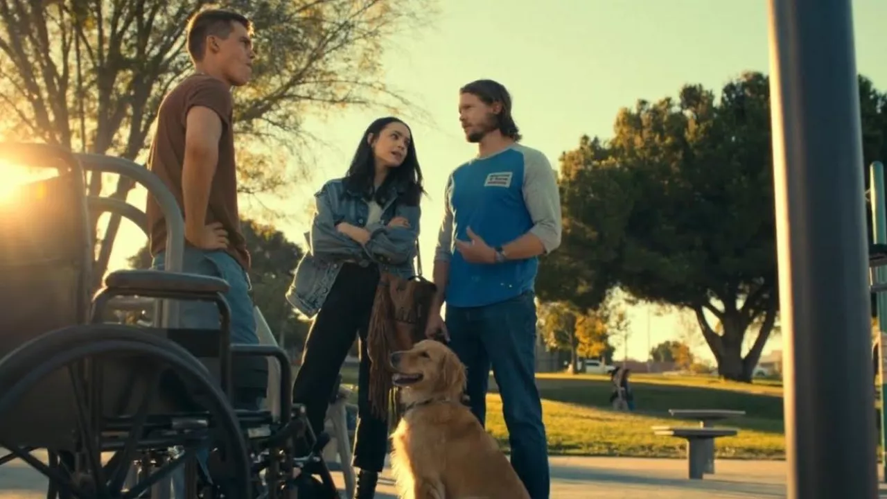 Le pantalon noir porté par Cassie (Sofia Carson) dans le film Nos cœurs
