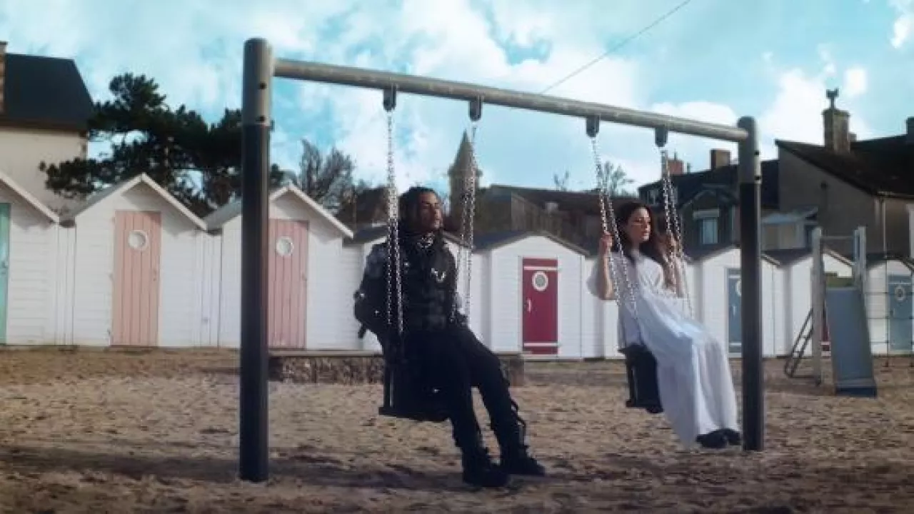La mirada de Luv Resval en su clip Tout s