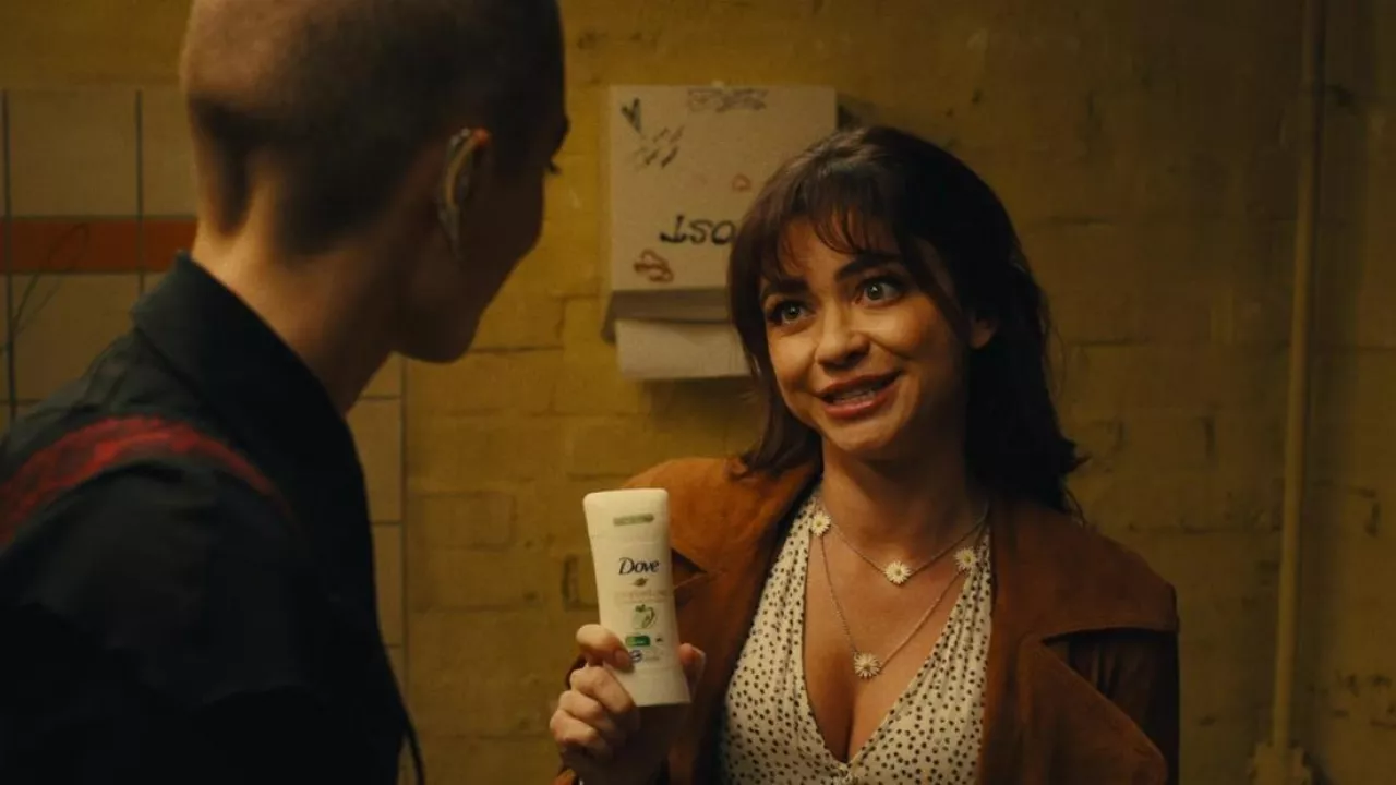 Daisies necklace worn by Heidi (Sarah Hyland) as seen in Pitch Perfect Bumper in Berlin (S01E06