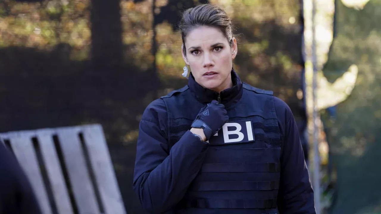 Tactical gloves worn by Special Agent Maggie Bell (Missy Peregrym) as ...