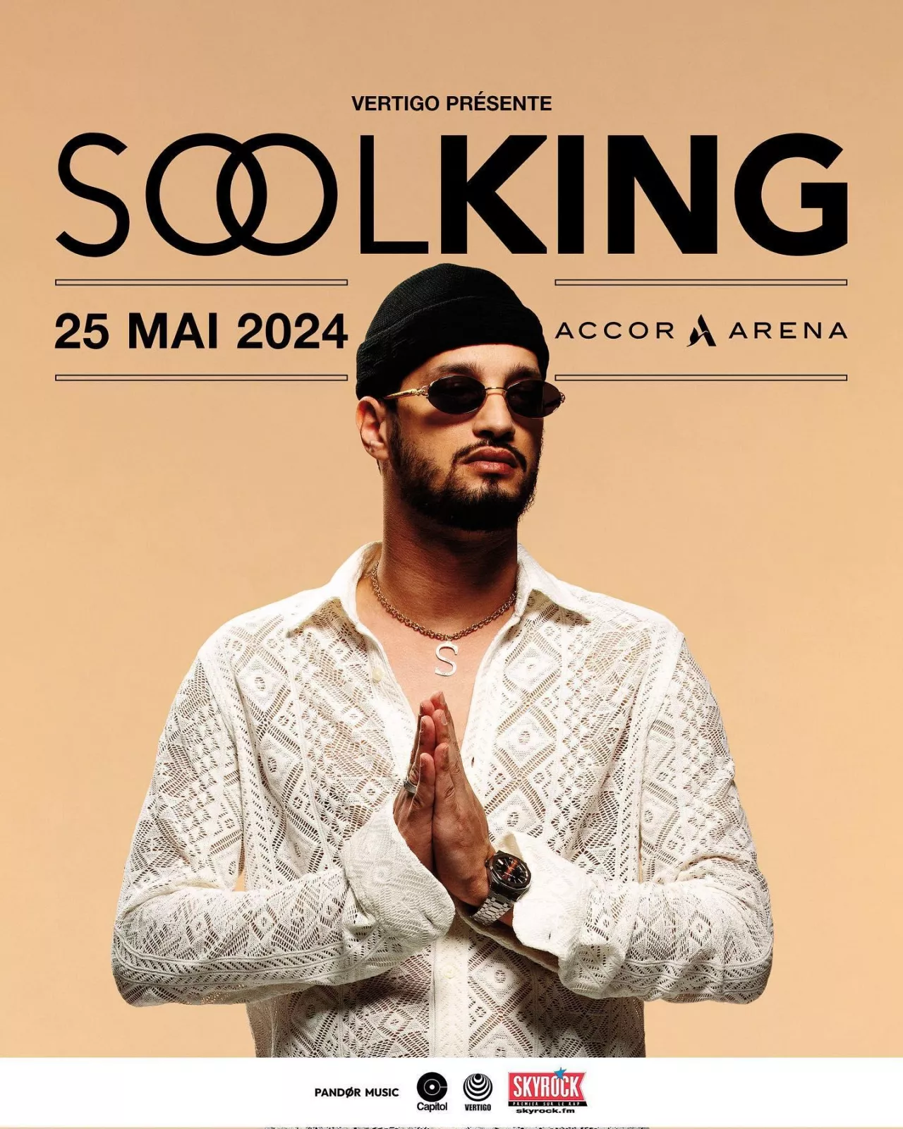 The openwork white shirt worn by Soolking on the poster of his concert ...