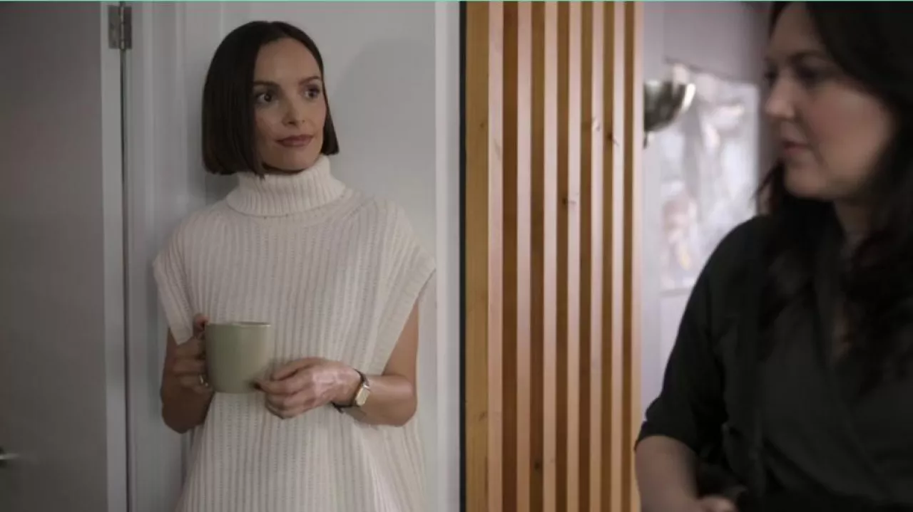 The sleeveless turtleneck sweater worn by Jack Danvers (Jodi Balfour
