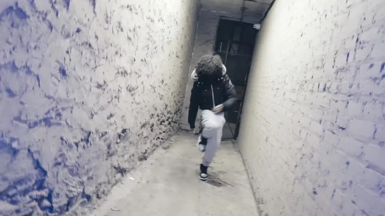 Doudoune Noire Portée Par Notti Osama Dans Le Clip De Too Tact Par ...