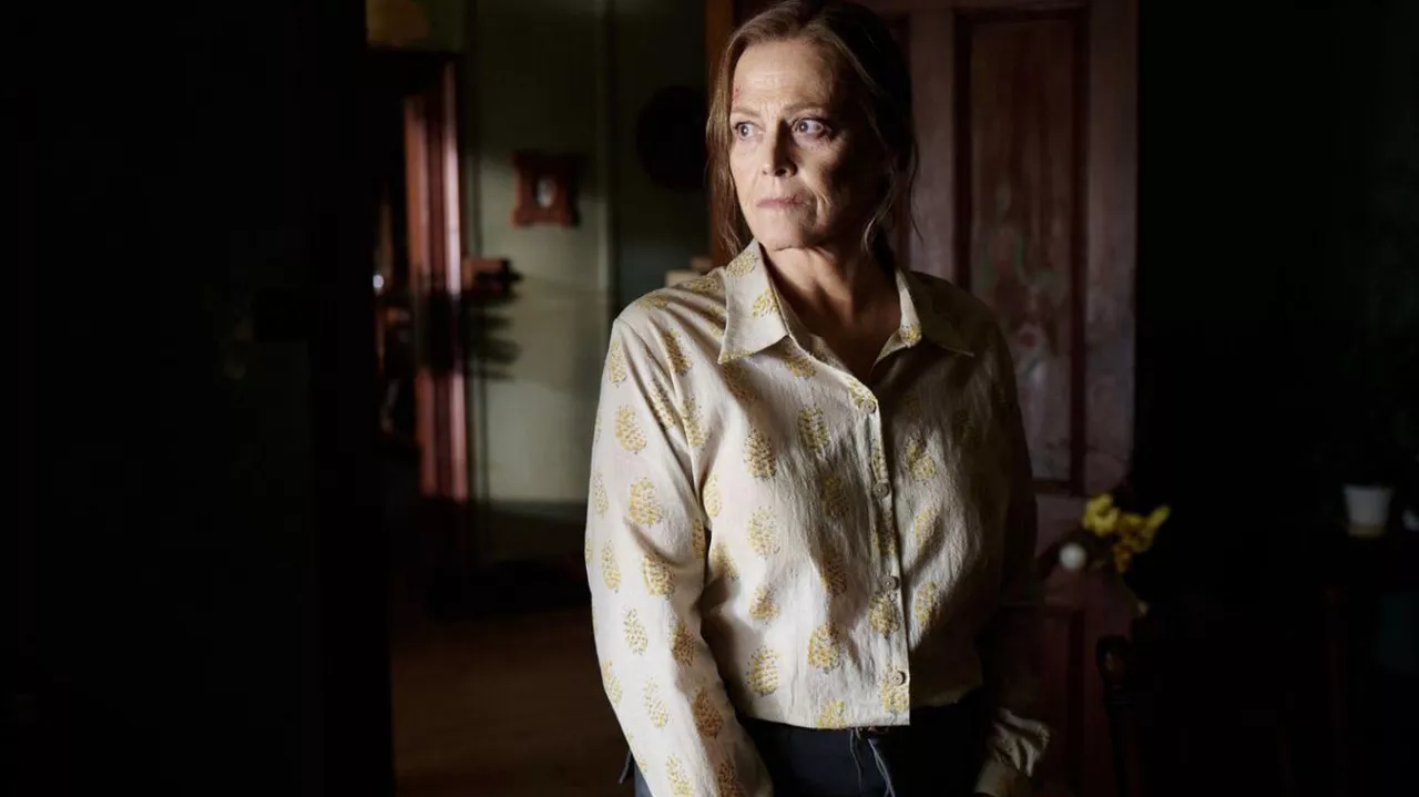 Printed Crop Shirt Worn By June Hart (sigourney Weaver) As Seen In The 