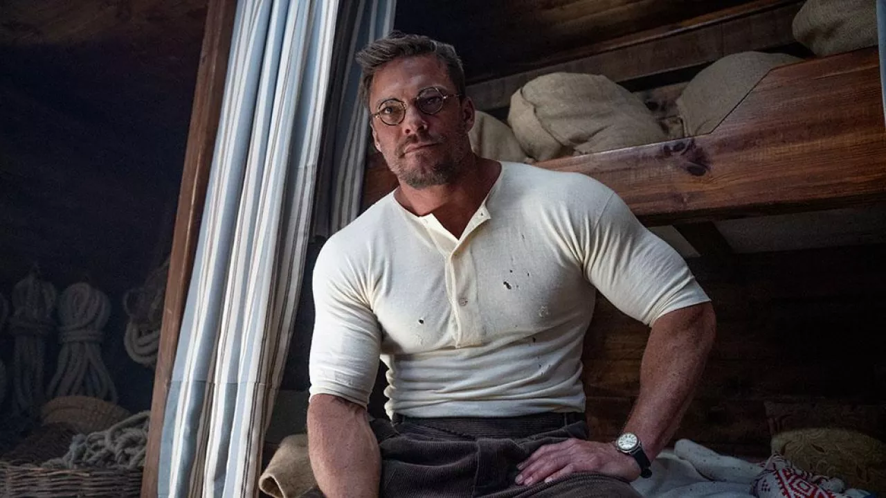 The Ministry of Ungentlemanly Warfare: Alan Ritchson is wearing white ...