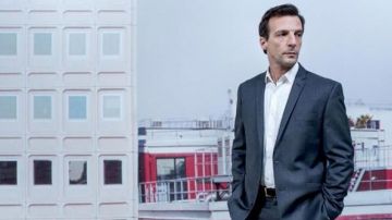 Le costume de Mathieu Kassovitz dans Le Bureau des légendes