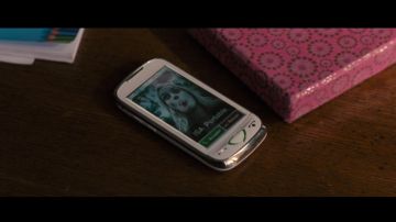 The smartphone of Corinne in A Perfect Plan