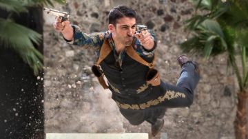 Le pantalon "El Caido" de Lito Rodriguez (Miguel Ángel Silvestre) dans Sense8 S01E01