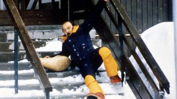 The combination of black and yellow and Gérard Jugnot in The Bronzed are skiing