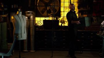 El disfraz de zancudo en el estudio de Melvin Potter en Daredevil