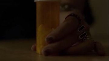 El anillo de Shayla (Frankie Shaw) en Mr. Robot
