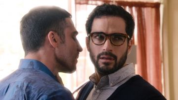 Les lunettes de vue de Hernando (Alfonso Herrera) dans Sense8 S01E02