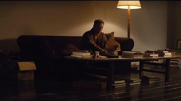 Le canapé de James Bond dans son appartement dans Spectre