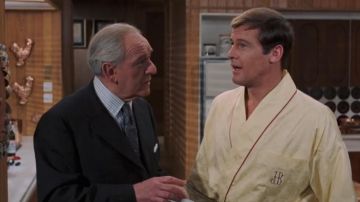 The dress of the yellow room of Roger Moore in Live and let die