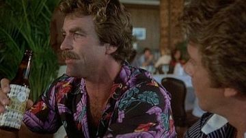 Botella de cerveza flagler ficticia de Thomas Magnum (Tom Selleck) en Magnum