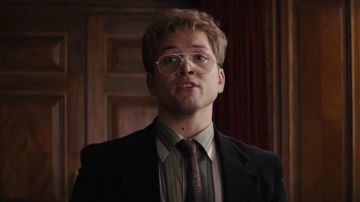 La chemise rayée de Taron Egerton dans Eddie The Eagle