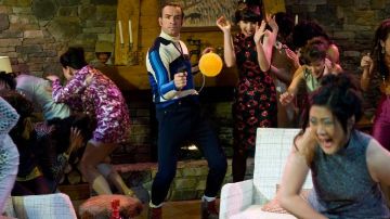 Le sous-pull de Jean Dujardin dans OSS 117 - Rio ne répond plus