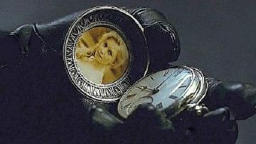 El reloj de bolsillo de Arthur Kipps (Daniel Radcliffe) en La dama de negro