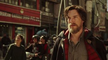 La chemise grise de Dr. Stephen Strange (Benedict Cumberbatch) dans Doctor Strange