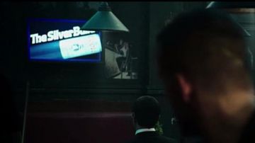 Cartel de The Silver Bullet de Coors en el bar de Deadpool
