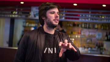 La chaqueta negra de Orel (Aurélien Cotentin) en Comentario c'est loin