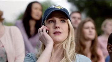La casquette des Towson Tigers de Claire dans The Whispers