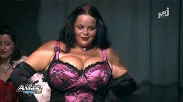 La guêpière de Sarah dans Les Anges 8