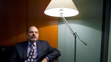 Lampe à abat jour dans le bureau de Jean-Pierre Darroussin dans Le Bureau des Légendes