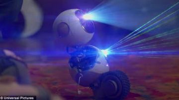 The robot SYNERGY in Jem and the Holograms