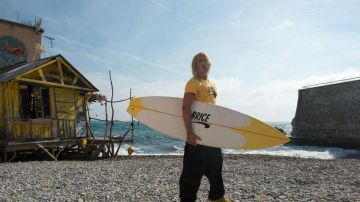 The surfboard-Brice Agostini (Jean Dujardin) in Brice de Nice 3