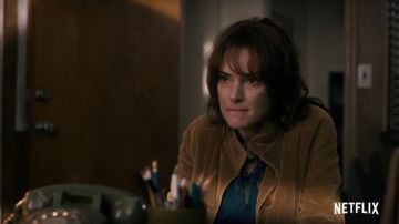 The jacket corduroy Joyce (Winona Ryder) in Stranger Things