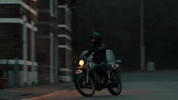 La moto verde de Jacques (Romain Duris) en Un petit Boulot