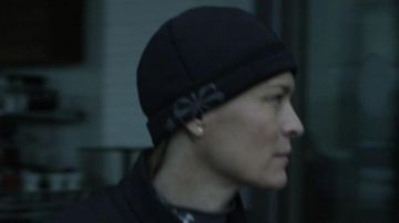 The bonnet of Claire Underwood (Robin Wright) in House of Cards S01E02