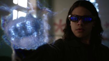 Gafas cisco ramón (Carlos Valdés) en The Flash S02E20