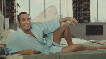 Le peignoir de Jean Dujardin dans OSS 117 Rio ne répond plus