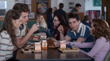Le distributeur Coca-Cola dans la cantine du lycée de Stranger Things