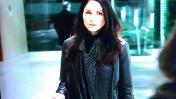 Chaqueta motera con chaqueta de Ángela Valdés en Power