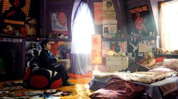 Le poster de David Bowie dans la chambre de Carolyn Stoddard (Chloë Grace Moretz) dans Dark Shadows