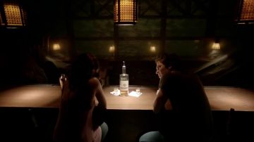 La bouteille de Bourbon dans The Vampire Diaries