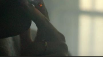 El anillo dorado y negro de Pablo Escobar en Narcos Temporada 2 episodio 2