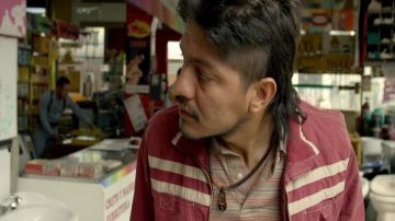 La chaqueta roja que lleva Limón (Leynar Gómez) en la serie Narcos (Temporada 2 Episodio 1)