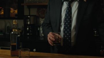 La bouteille de Whisky de Chuck Rhoades et Wendy dans Billions