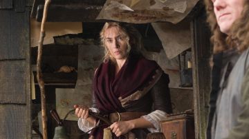 L'écharpe bordeaux de Kate Winslet dans Les Jardins du Roi / A little chaos